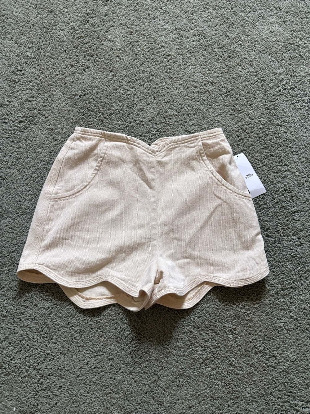 Urban Outfitters High Waisted Beige Shorts Scalloped Hem V-cut Waist Size 4 NWT